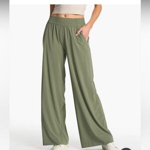 Vuori Villa Wideleg Pant in Pistachio